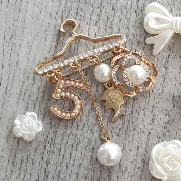 Camellia Flower Gold Metal Faux Pearls Crystals Brooch Pin Fashion Jewelry Gift - Picture 1 of 2